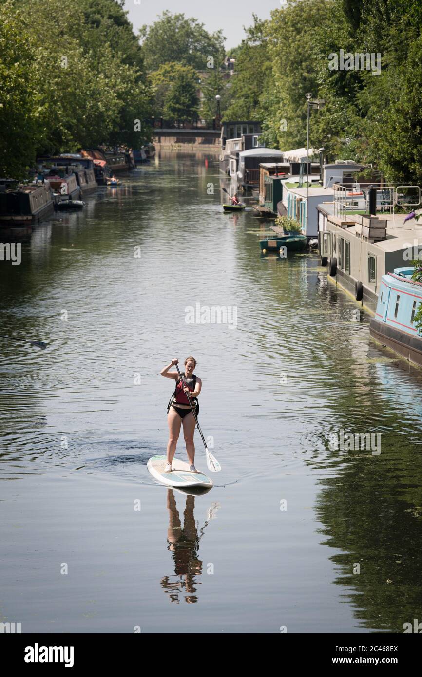 Paddleboarders sul Canal Grande Union a Little Venice, Londra, durante ufficialmente il giorno più caldo dell'anno finora. Foto Stock