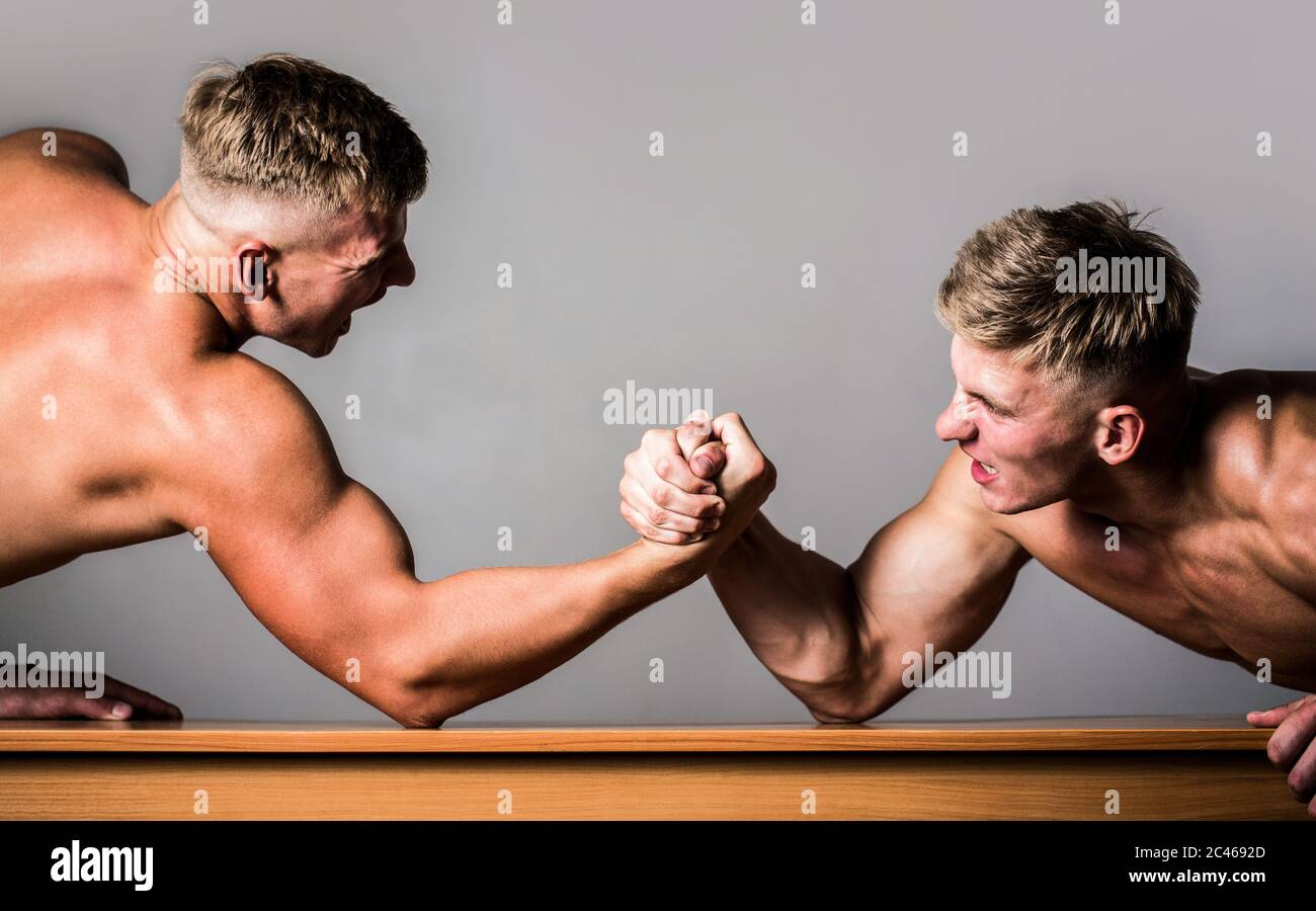 Uomini che misurano le forze, le braccia. Lottando a mano, competi. Mani o braccia dell'uomo. Mano muscolare. Braccio wrestling. Due uomini braccio wrestling. Rivalità, primo piano di Foto Stock