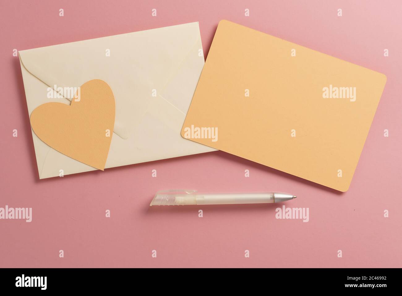 Biglietto d'auguri per mockup a posa piatta con penna e busta Foto Stock