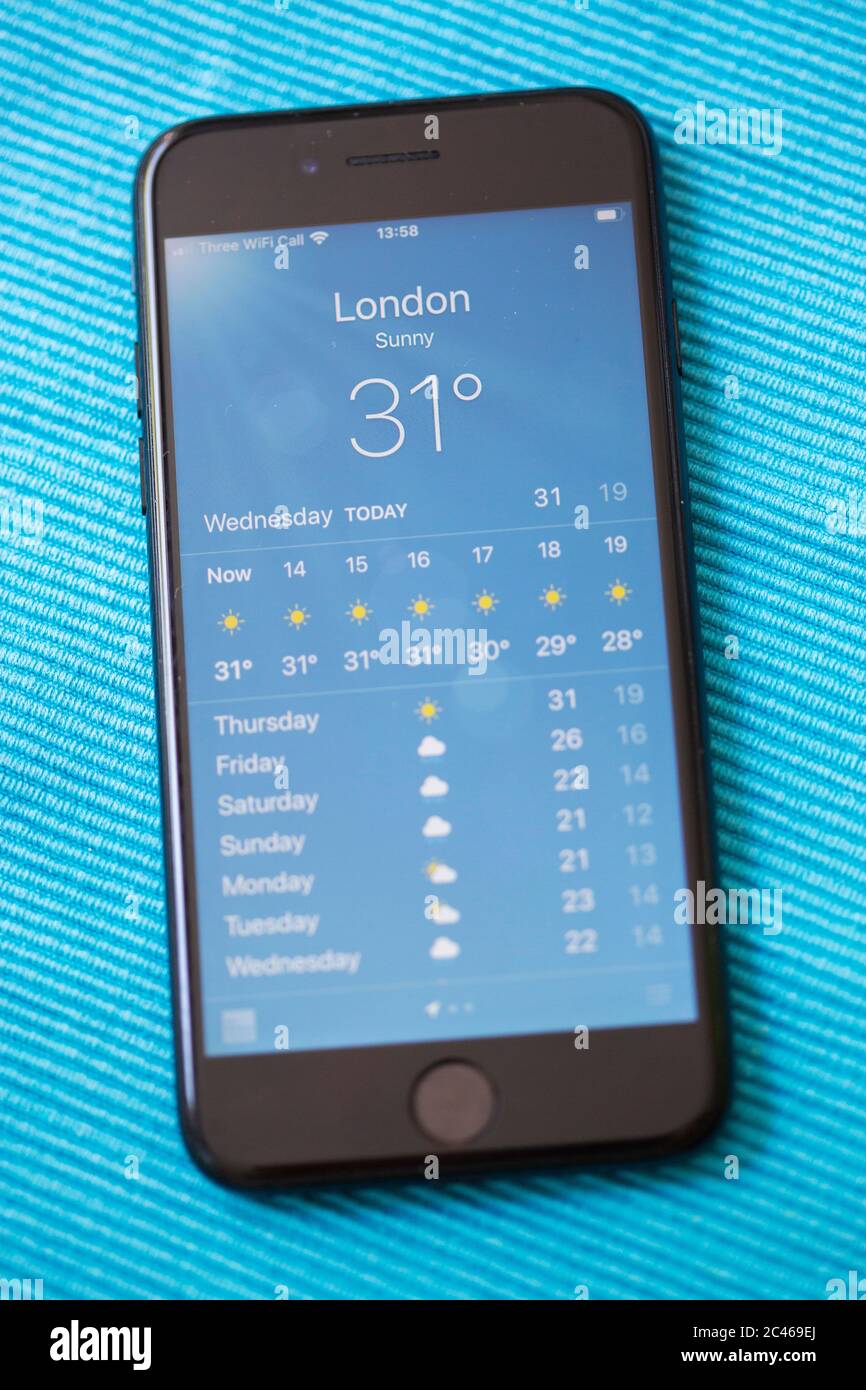 Londra, Inghilterra. 24 giugno 2020. Un telefono cellulare nero mostra la temperatura di oggi a 31 gradi a Londra, Inghilterra. (Foto di Sam Mellish / Alamy Live News) Foto Stock