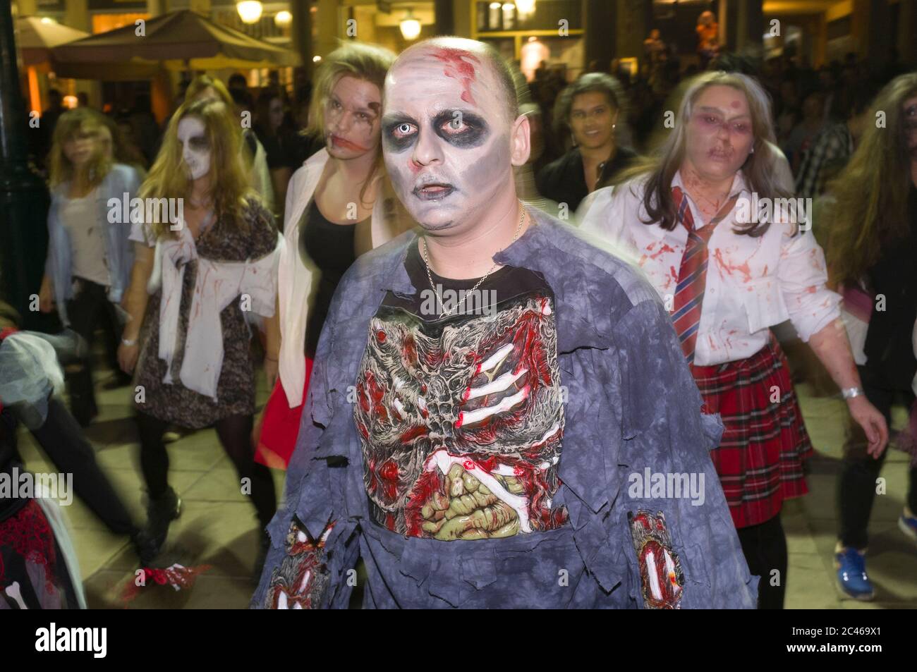 Mass Thriller Dance, Covent Garden, Londra, parte di "Thriller The World", una danza simultanea annuale mondiale del "Thriller" di Michael Jackson. Il Foto Stock