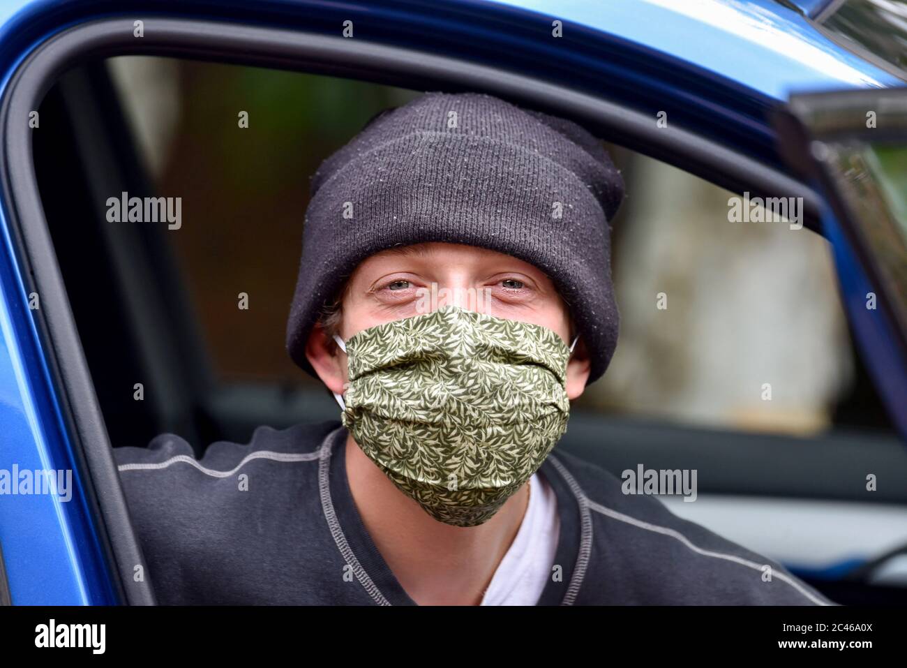 Giovane uomo in maschera di blocco. Foto Stock
