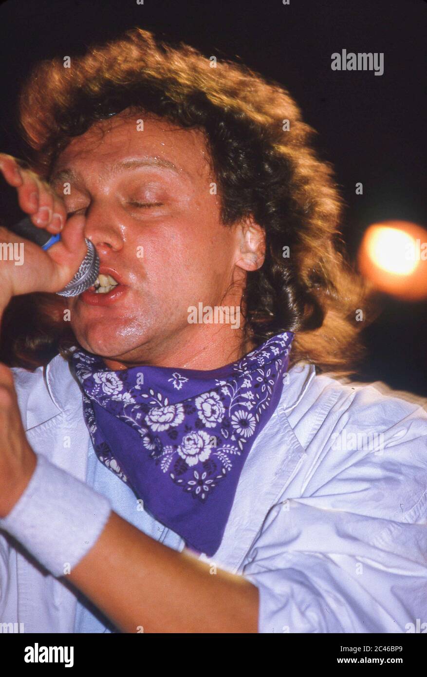 Straniero sul palco a Wembley Arena, Londra 1985: cantante Lou Gramm Foto Stock