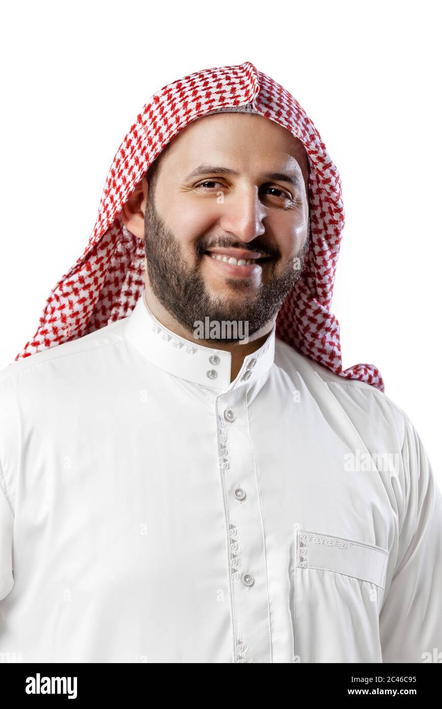 Sorridente ritratto di uomo arabo isolato su sfondo bianco studio. Nazionalità, cultura, inclusione, diversità. Uomo d'affari sicuro in abiti tradizionali mediorientali con foulard. Affari. Foto Stock