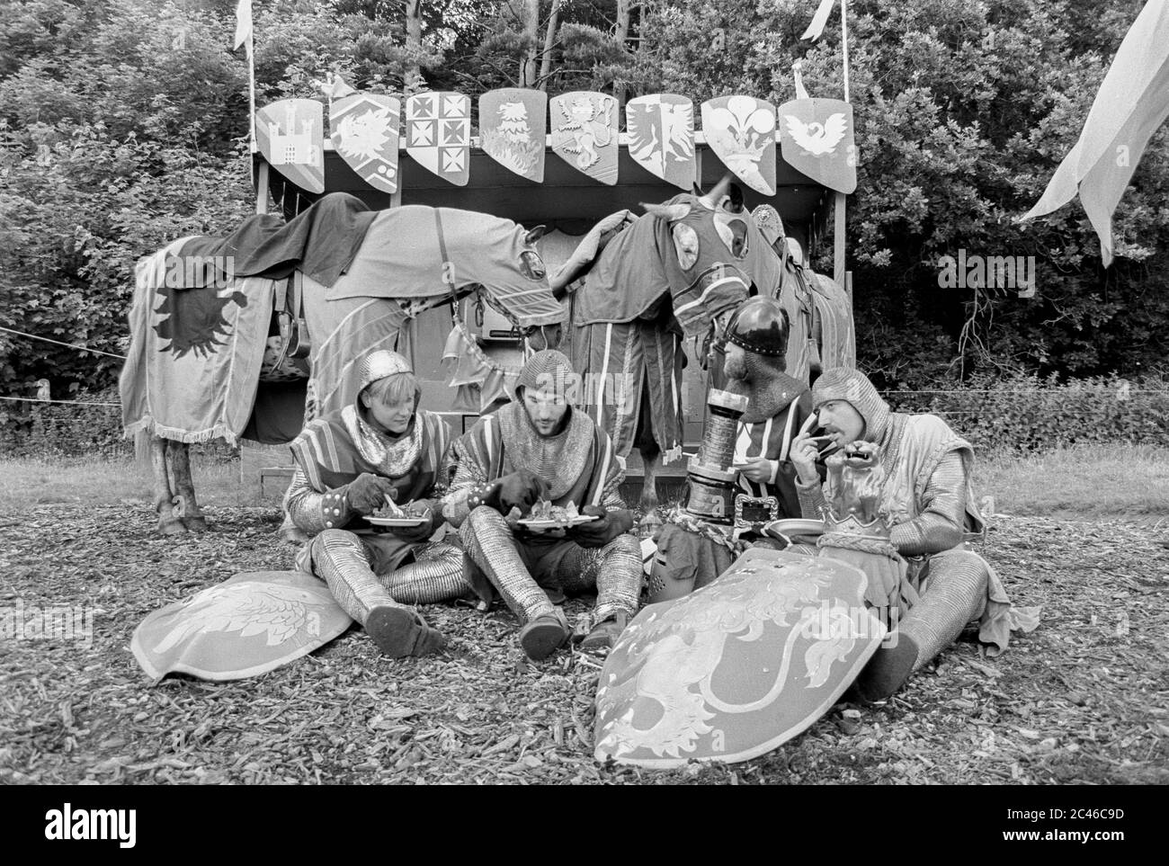 Tempo per il pranzo - storico gruppo di rievocazione prendere una pausa da una gara di jouting a Breamore House in Hampshire UK. Circa 1992. Foto Stock