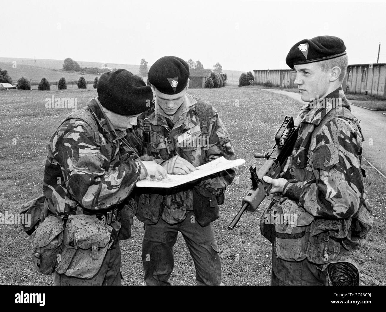 I cadetti dell'esercito pianificano la loro rotta prima di lasciare il campo sulla pianura di Salisbury, Regno Unito, intorno al 1993. Foto Stock