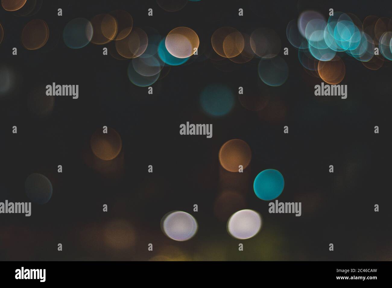 Sfondo astratto con luci bokeh blu, arancione e bianco Foto Stock