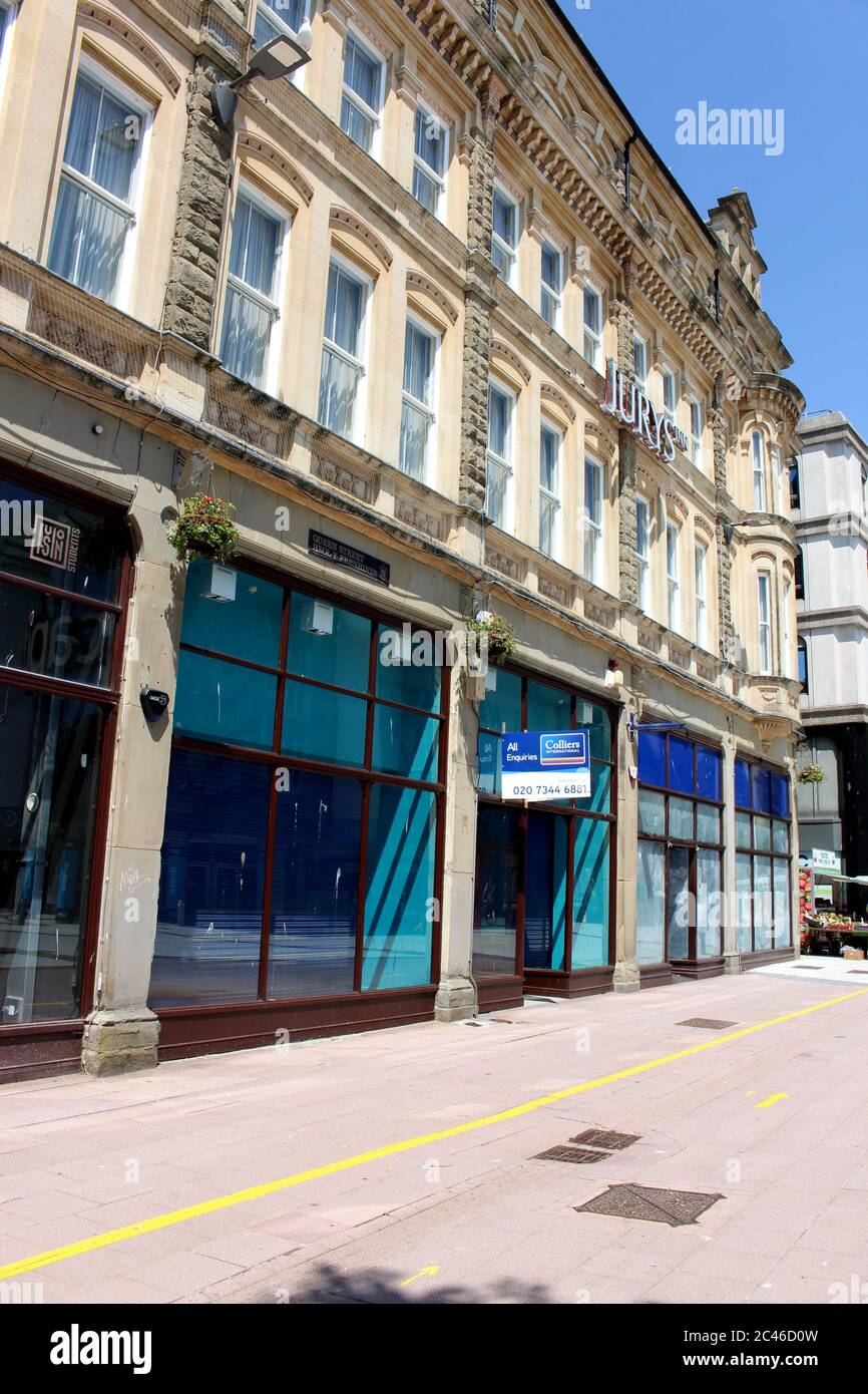 Una fotografia di negozi vuoti su Cardiff Queen Street. Recessione economica. Foto Stock