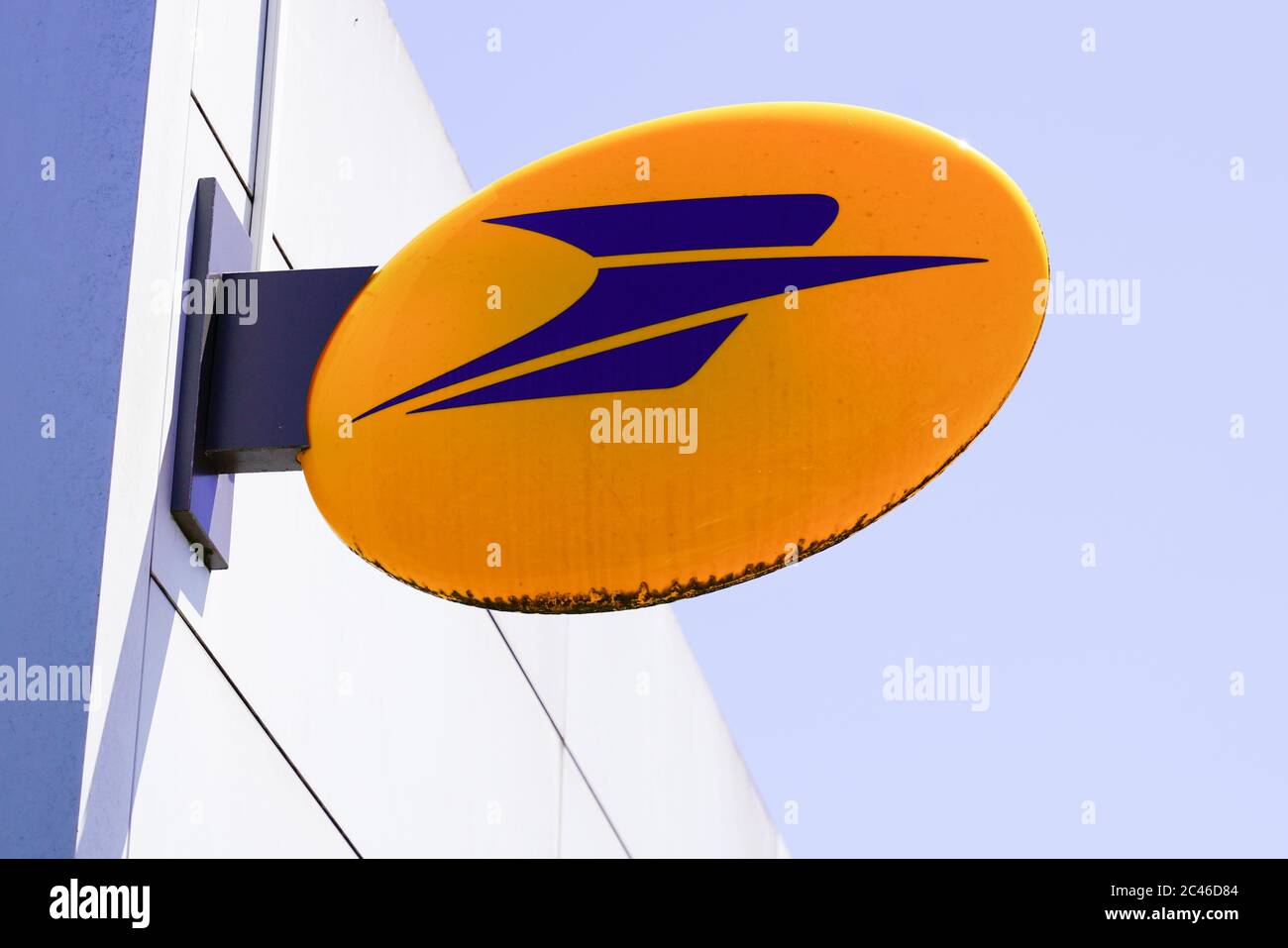 Bordeaux , Aquitaine / Francia - 06 20 2020 : il logo la Poste segno francese della banca ufficio postale in Francia Foto Stock