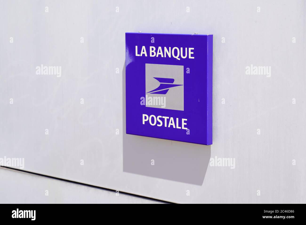 Bordeaux , Aquitaine / Francia - 06 20 2020 : la Banque Postale logo segno blu di ufficio banca francese negozio postale Foto Stock