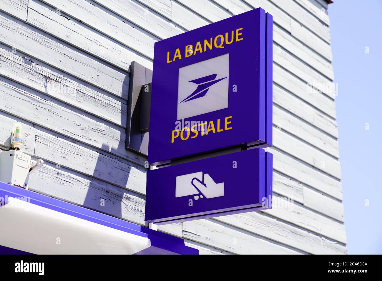 Bordeaux , Aquitaine / Francia - 06 20 2020 : la Banque Postale segno blu e logo sul posto ufficio francese banca Foto Stock