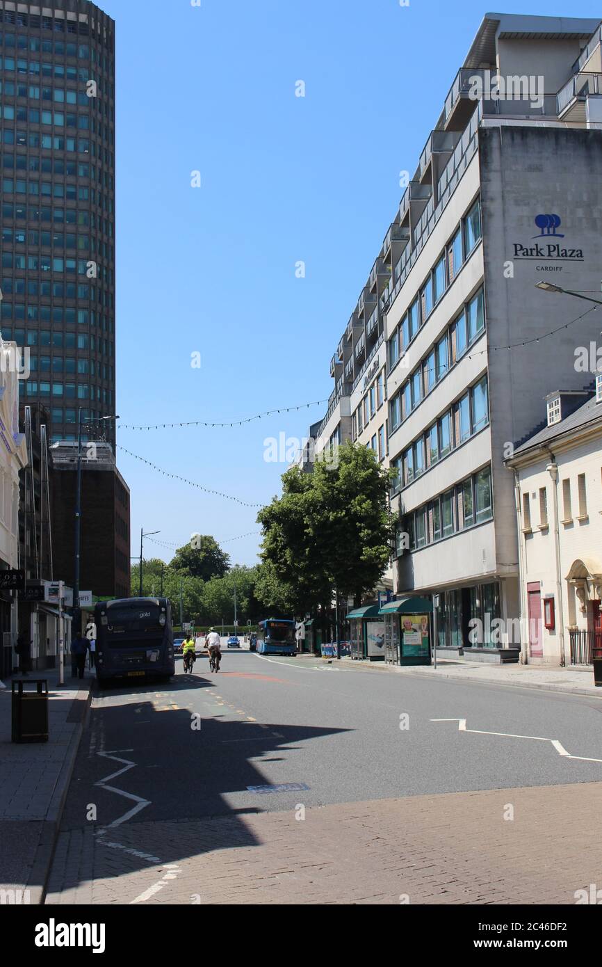 Una fotografia di 2 ciclisti in una strada tranquilla a Cardiff. Greyfriars Road. Di solito è occupato con autobus, auto e taxi. Foto Stock