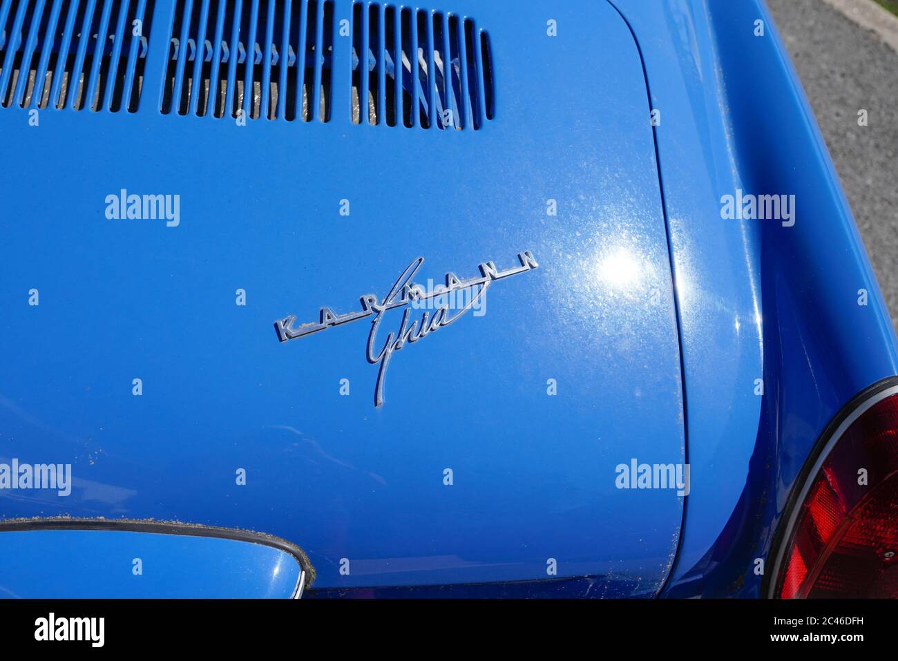 Bordeaux , Aquitaine / Francia - 06 10 2020 : volkswagen Karmann Ghia logo blu e segno in auto posteriore d'epoca Foto Stock