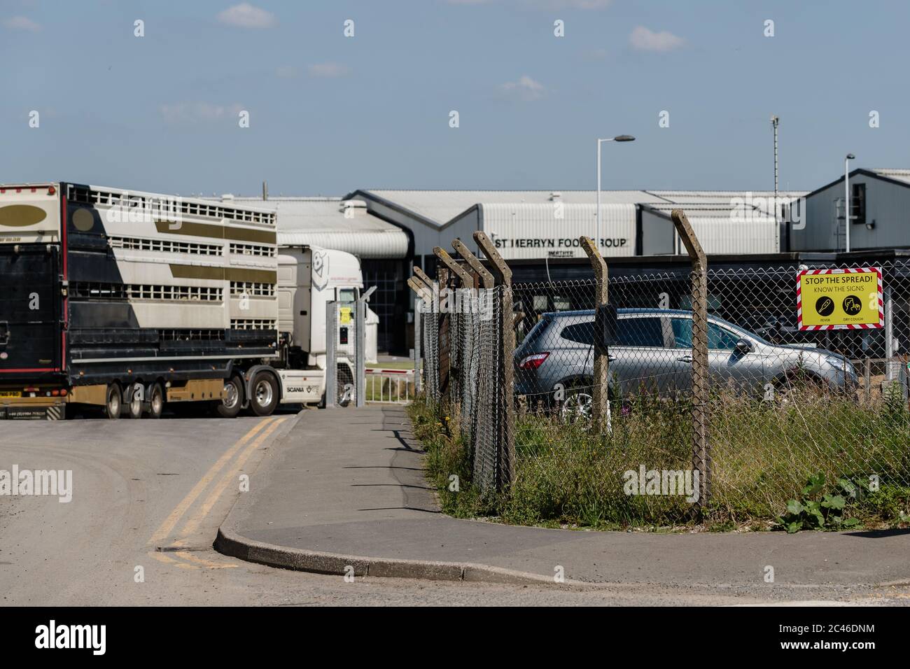MERTHYR TYDFIL, GALLES - 24 GIUGNO 2020: La fabbrica di carne di St Merryn/Kepak LTD a Merthyr Tydfil è collegata a 34 risultati positivi del coronavirus, in quanto i casi continuano a picco nelle piante di carne in tutto il Galles. Photo Credit: John Smith / Alamy Live News Foto Stock