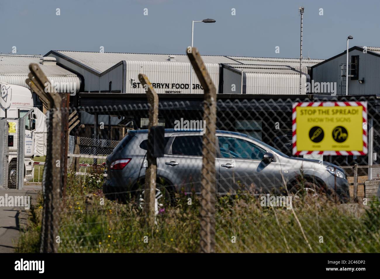 MERTHYR TYDFIL, GALLES - 24 GIUGNO 2020: La fabbrica di carne di St Merryn/Kepak LTD a Merthyr Tydfil è collegata a 34 risultati positivi del coronavirus, in quanto i casi continuano a picco nelle piante di carne in tutto il Galles. Photo Credit: John Smith / Alamy Live News Foto Stock