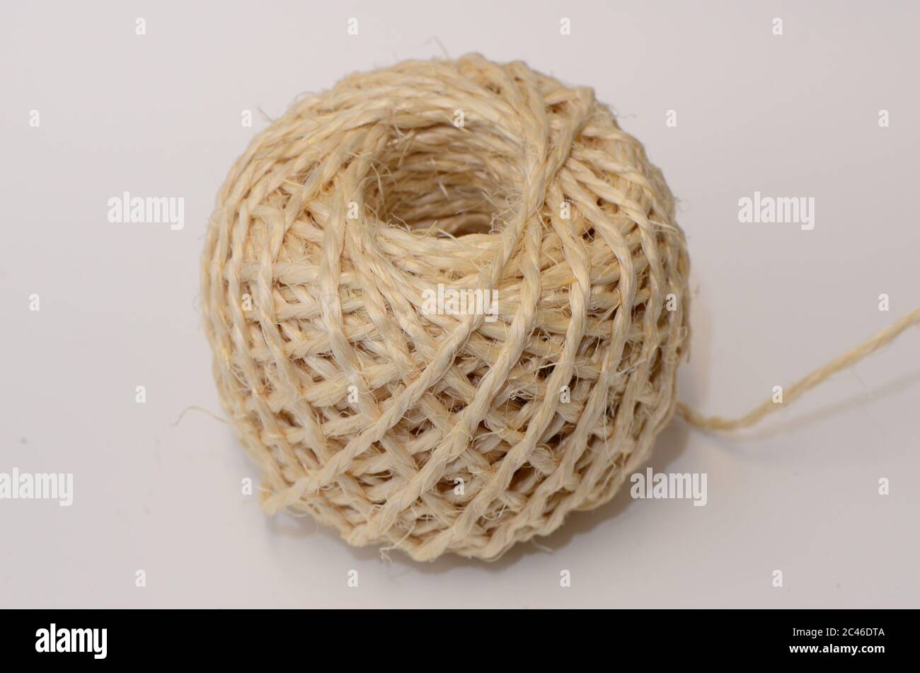 La corda in sisal è adatta per l'uso domestico e industriale, quindi multifunzionale, è realizzata in fibre naturali e biodegradabile al 100% Foto Stock