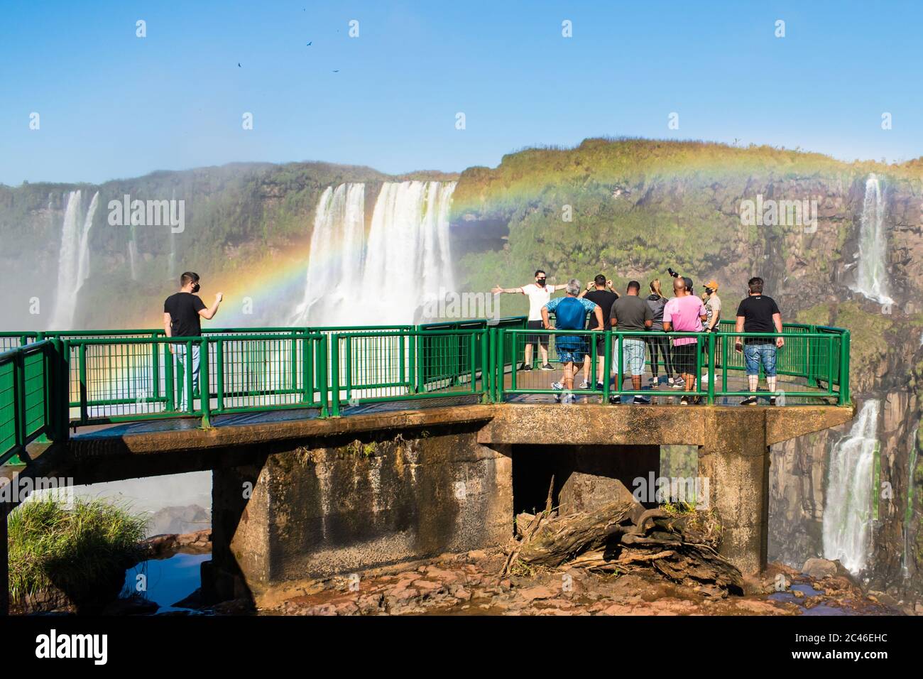 Foz do Iguacu, Brasile - 21 giugno 2020: Turisti in visita al Parco Nazionale di Iguacu - il parco è stato riaperto il 10 giugno Foto Stock