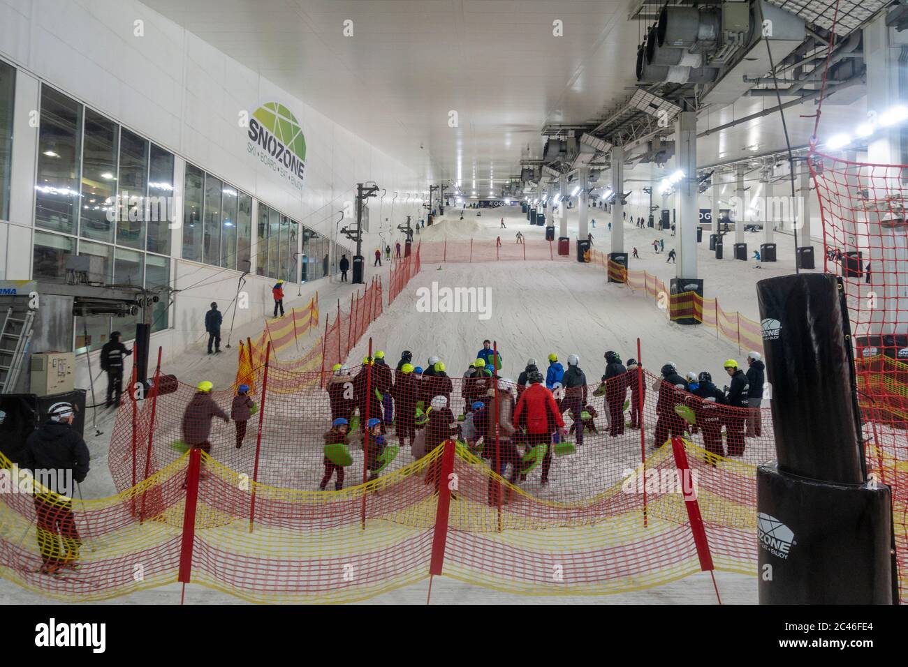 Vista generale della pista all'interno dello Snosone, Milton Keynes, Regno Unito. Foto Stock