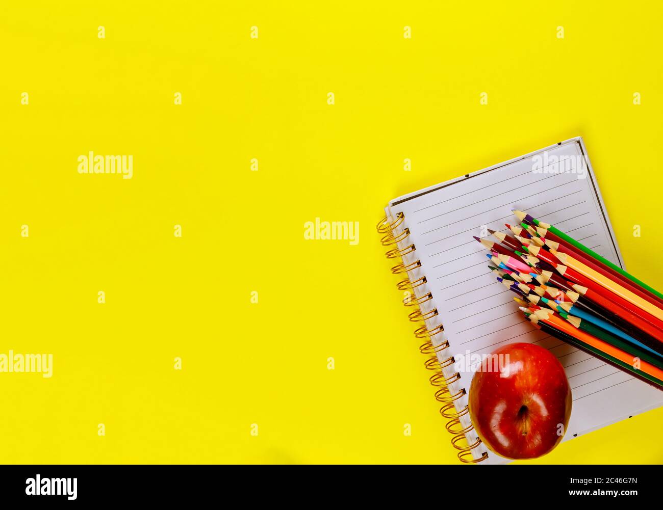 Forniture scolastiche su sfondo giallo. Concetto di ritorno a scuola. Foto Stock