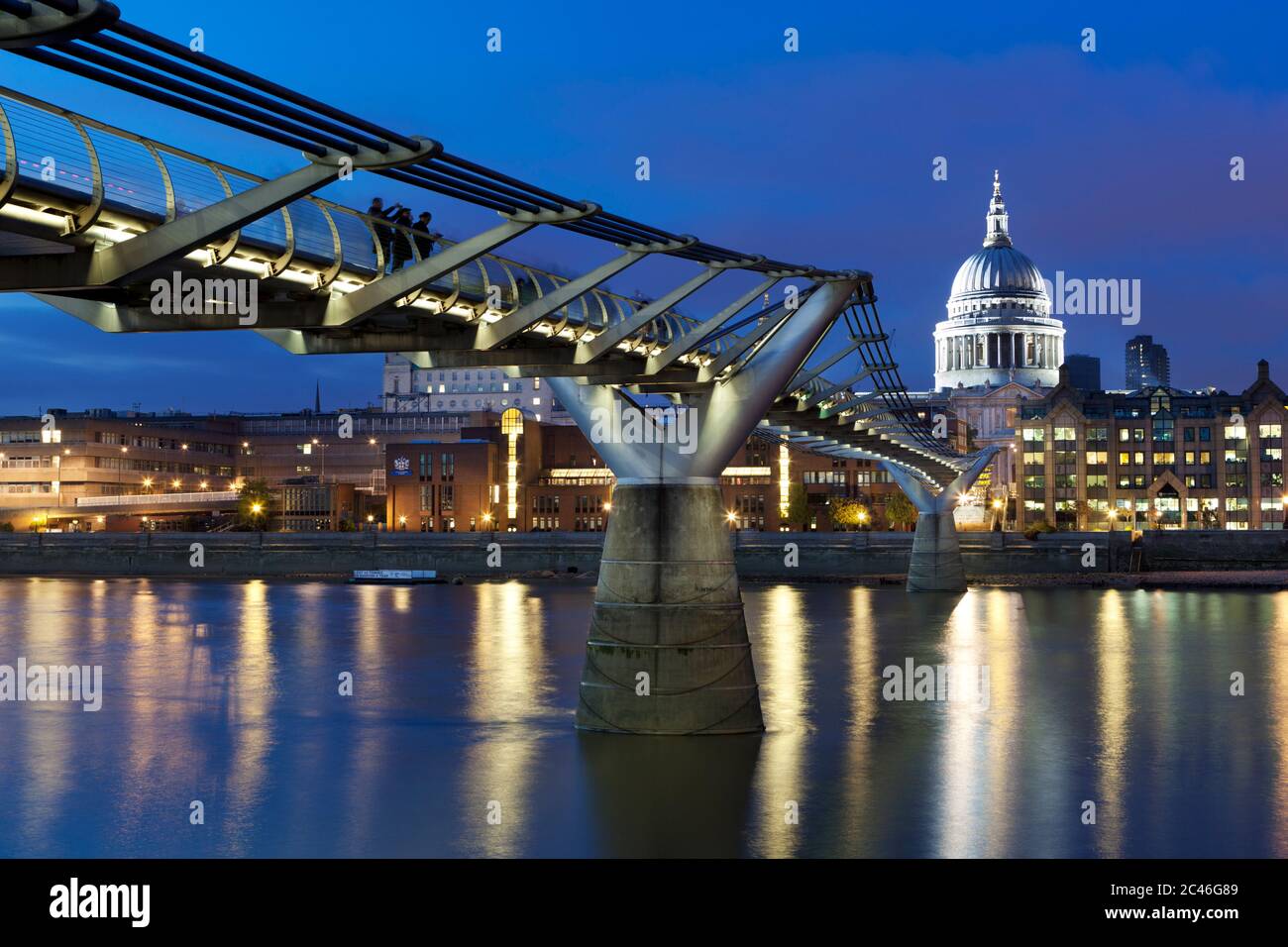 Millennium Bridge sul Tamigi e la Cattedrale di St Paul al tramonto, Londra, Inghilterra, Regno Unito, Europa Foto Stock