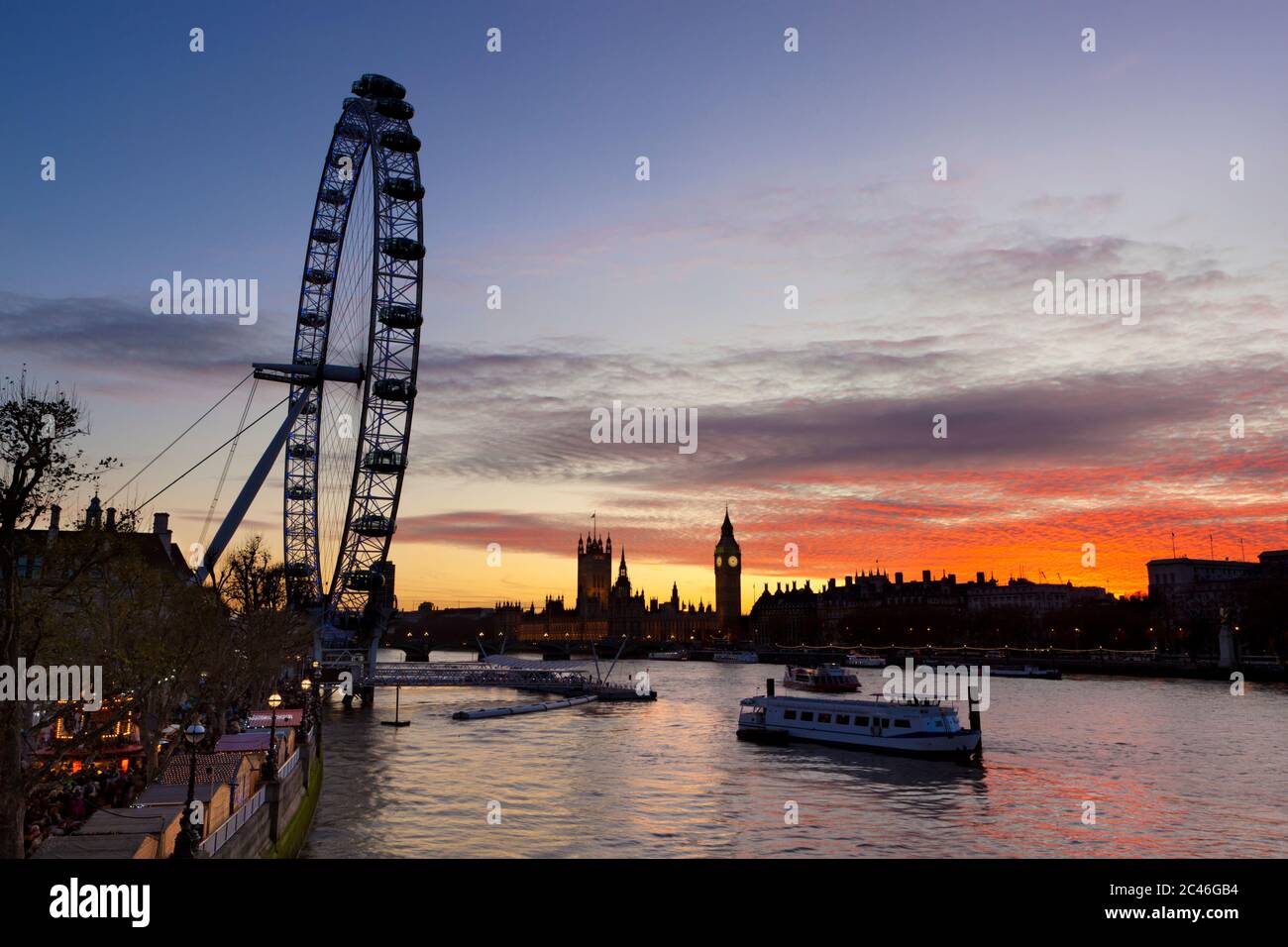 Vista sul Tamigi verso il London Eye e le Houses of Parliament al tramonto, South Bank, Londra, Inghilterra, Regno Unito, Europa Foto Stock