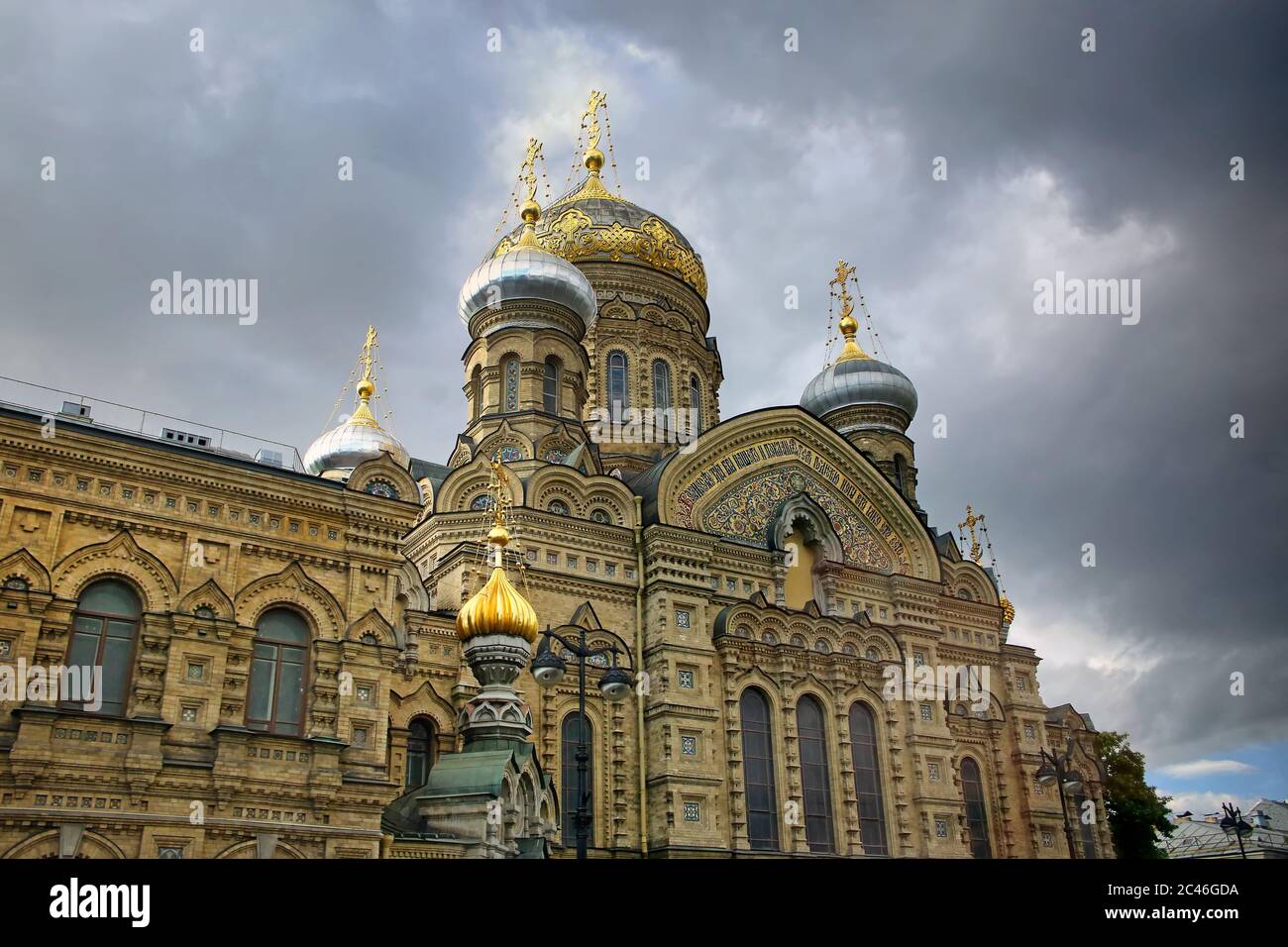 Belle cupole dorate del Tempio dell'Assunzione, Isola di Vasilyevsky, San Pietroburgo, Russia. Foto Stock