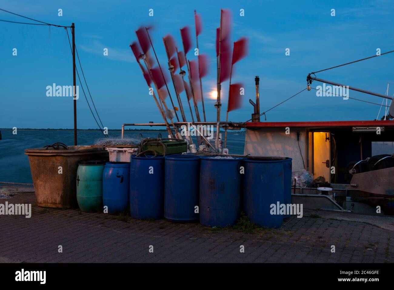 Hiddensee, Germania. 05 giugno 2020. Bandiere rosse, con cui sono marcate le reti da pesca, che battono nel vento nel porto. Sullo sfondo si vede la luna. Credit: Fahren/dpa-Zentralbild/ZB/dpa/Alamy Live News Foto Stock