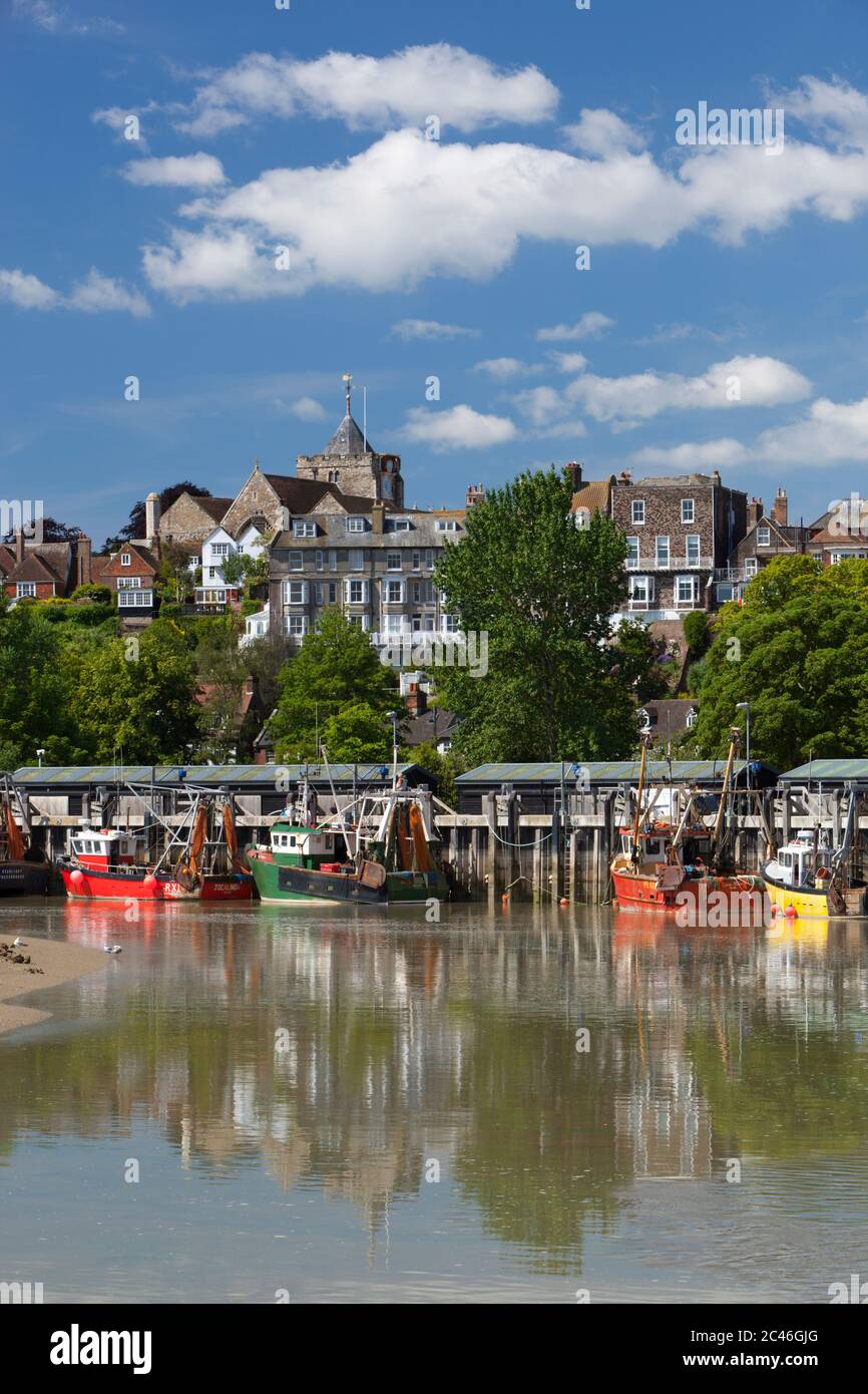 Porto di pescatori sul fiume Renother sotto la città vecchia e Chiesa di Santa Maria la Vergine, Rye, Sussex orientale, Inghilterra, Regno Unito, Europa Foto Stock