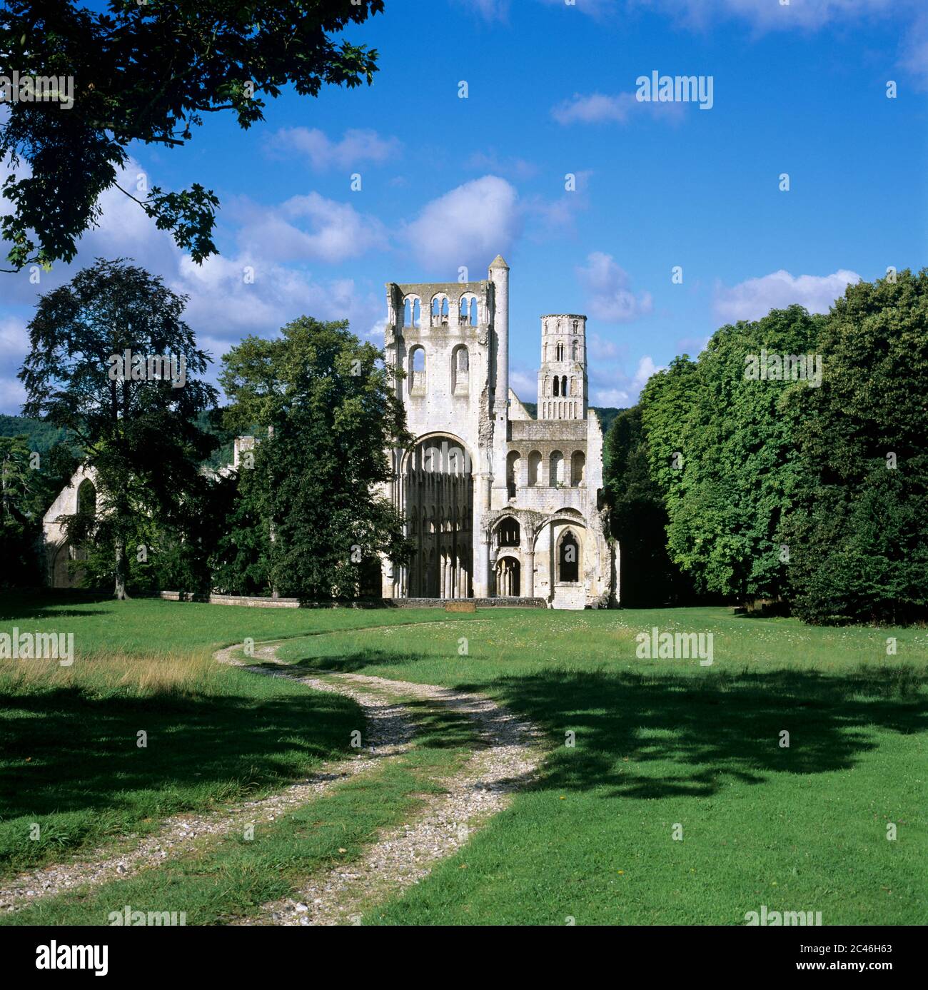 Rovine di Jumieges Abbazia che mostra l'Eglise Notre Dame, vicino a Rouen, Normandia, Francia, Europa Foto Stock