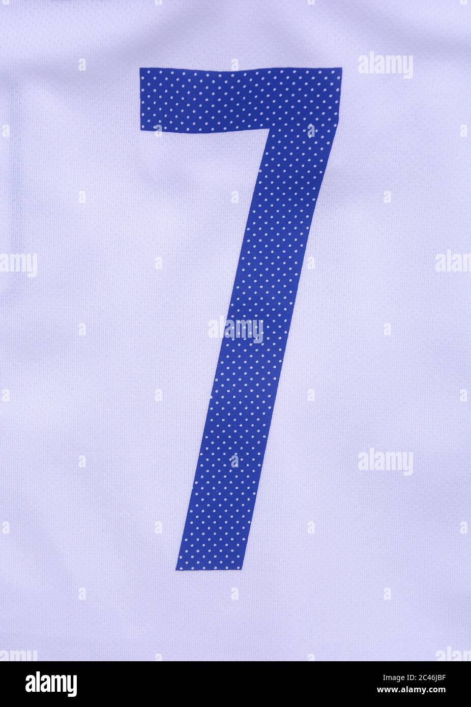 Camicia bianca da calcio con numero 7 blu su di essa. Sfondo sportivo. Foto Stock