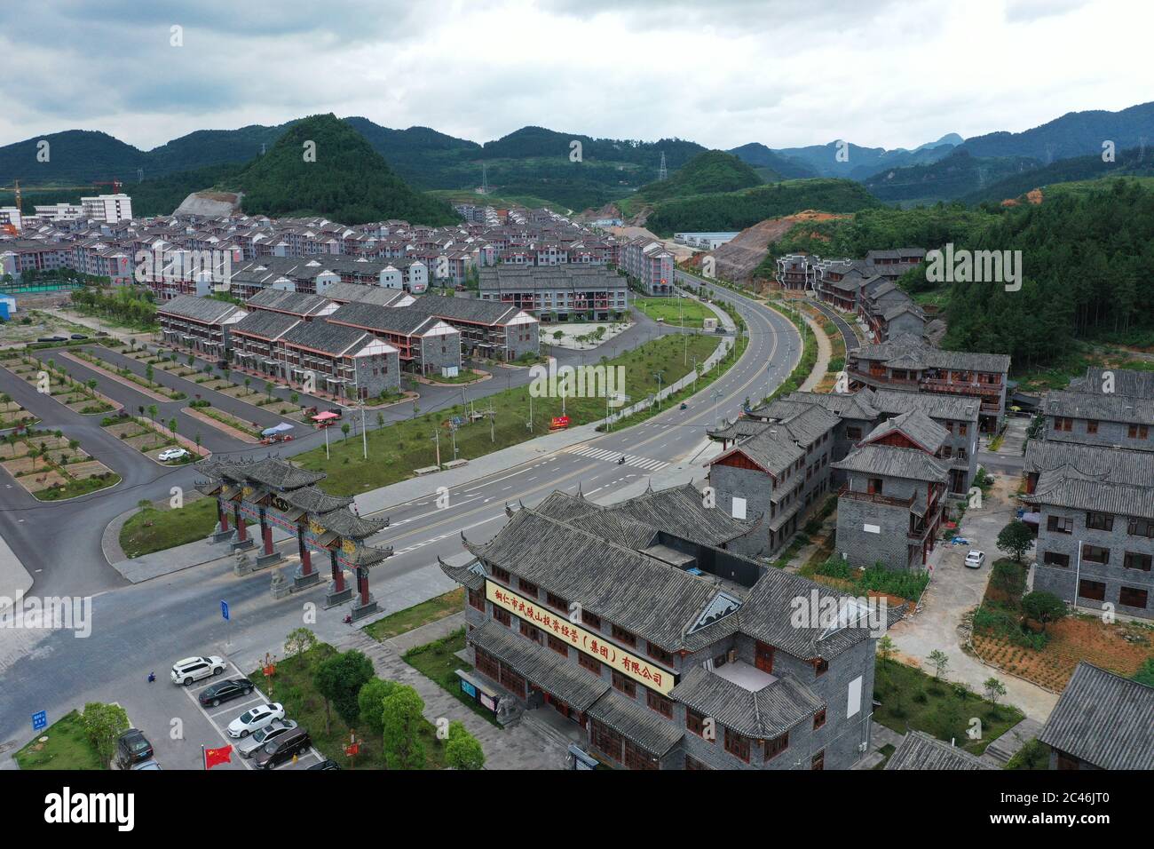 (200624) -- SONGTAO, 24 giugno 2020 (Xinhua) -- Foto aerea scattata il 17 giugno 2020 mostra il sito di reinsediamento Tuanshan per residenti rurali rilocati nella Contea autonoma di Songtao Miao, provincia sudoccidentale di Guizhou. Dal giugno 2019, le autorità locali di Songtao hanno intrapreso varie iniziative per migliorare il tenore di vita dei residenti che si erano dislocati dalle zone montane più povere della contea. Tra questi vi sono servizi pubblici migliori, consulenza professionale e una formazione professionale più efficace per alleviare la povertà. Entro maggio 2020, un totale di 26,964 residenti rurali sono stati resettati Foto Stock