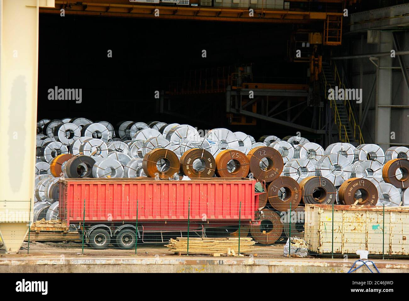 fogli di ferro arrotolati pronti per la spedizione,fabbrica di ferro,rotolo di foglio di ferro,foglio di ferro arrotolato,forgiatura di ferro,produzione di ferro, Foto Stock
