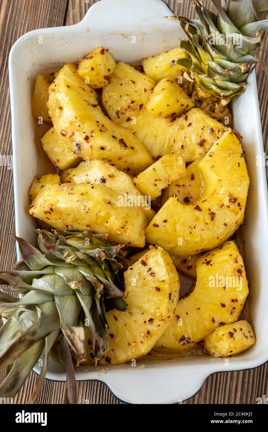 Ananas al forno con scaglie di peperoncino in teglia Foto stock - Alamy