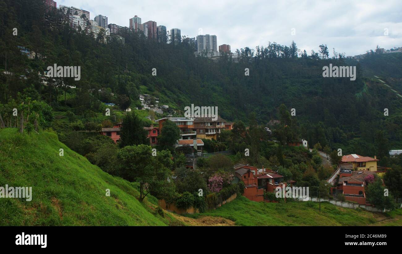 Guapulo, Pichincha / Ecuador - Giugno 11 2016: Vista del quartiere di Guapulo con gli edifici di Gonzalez Suarez Avenue sullo sfondo Foto Stock