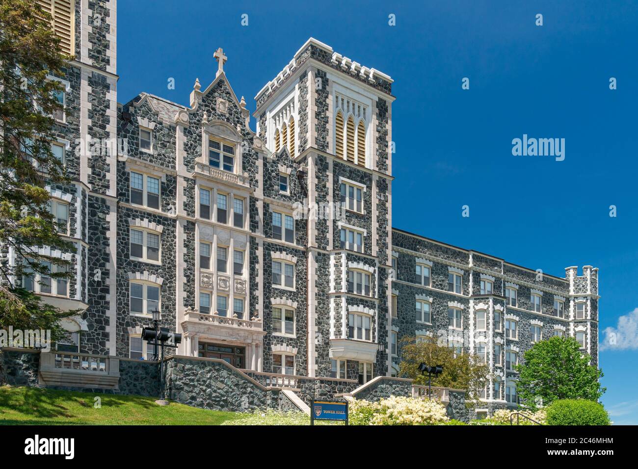 DULUTH, MN/USA - 16 GIUGNO 2020: Ingresso e Tower Hall al College of St. Scholastica. Foto Stock