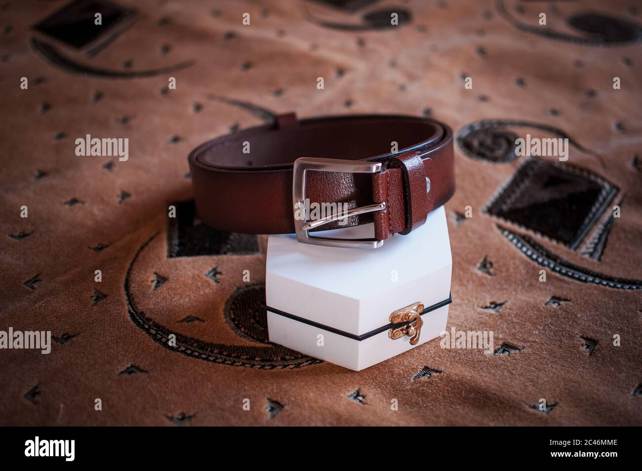 Cintura uomo in pelle sulla scatola ad anello bianca Foto stock - Alamy