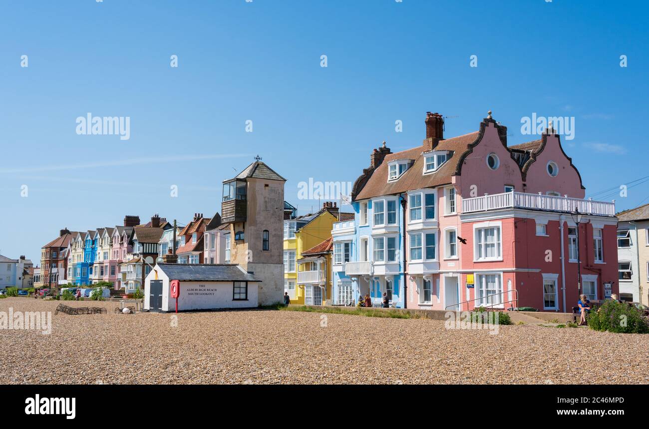 Edifici colorati di fronte alla spiaggia in una giornata di sole con cielo blu. Aldeburgh, Suffolk. REGNO UNITO Foto Stock