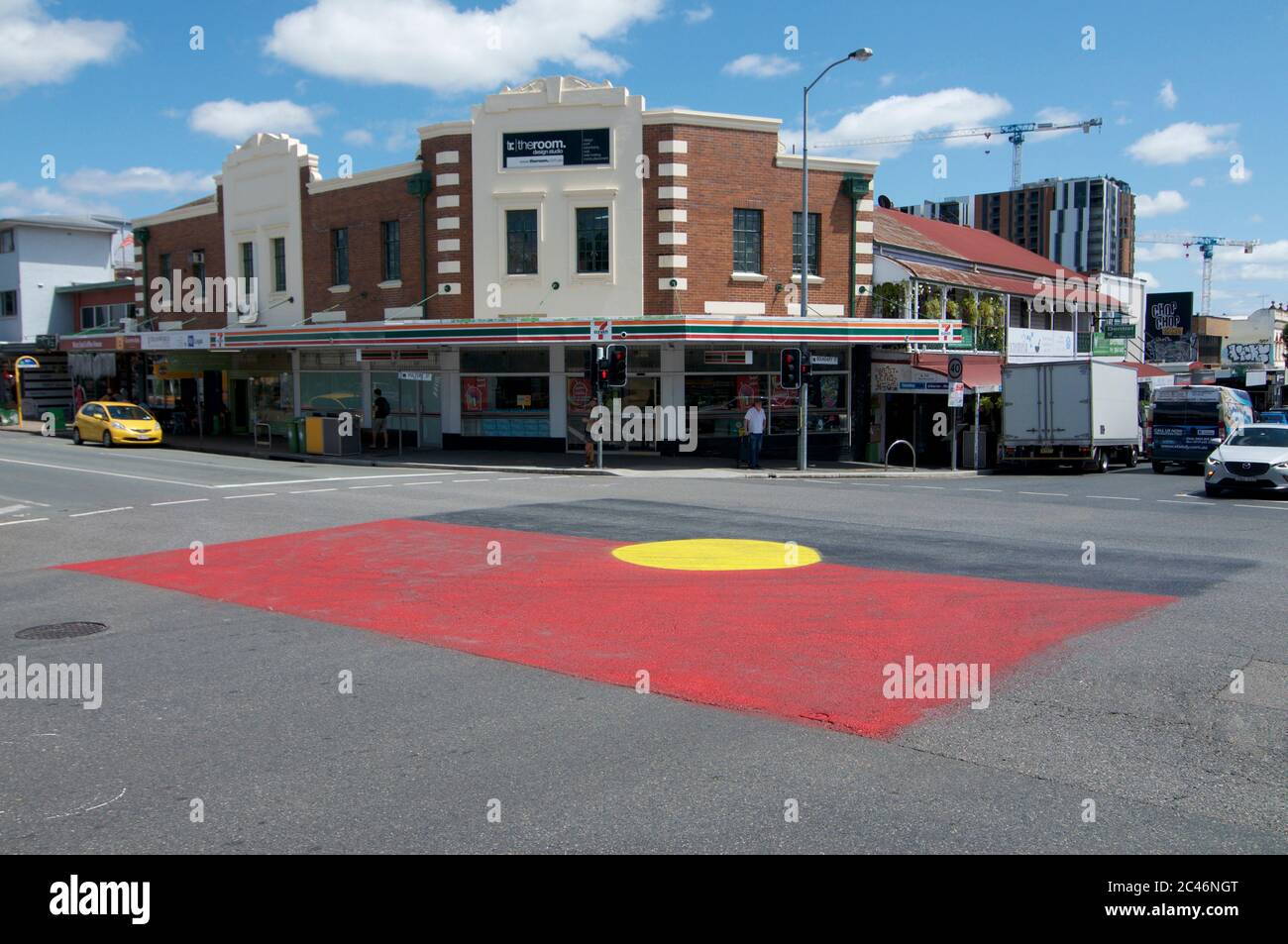 Brisbane, Queensland, Australia - 29 Gennaio 2020 : Grande bandiera aborigena dipinta sul marciapiede all'intersezione di Vulture St. E Boundary St. In W. Foto Stock