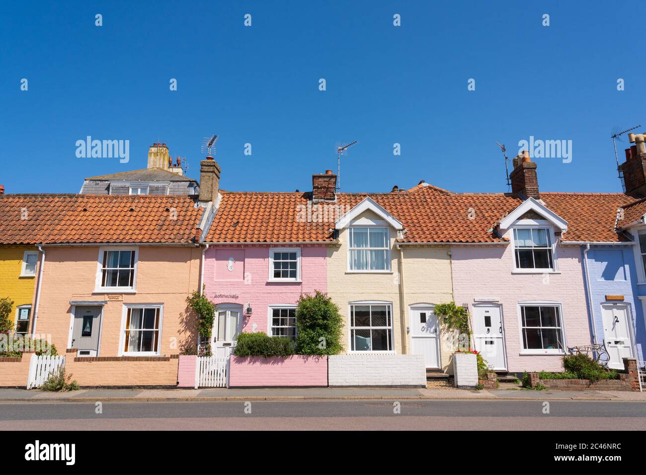 Fila di case colorate in Aldeburgh High St, Aldeburgh, Suffolk. REGNO UNITO Foto Stock