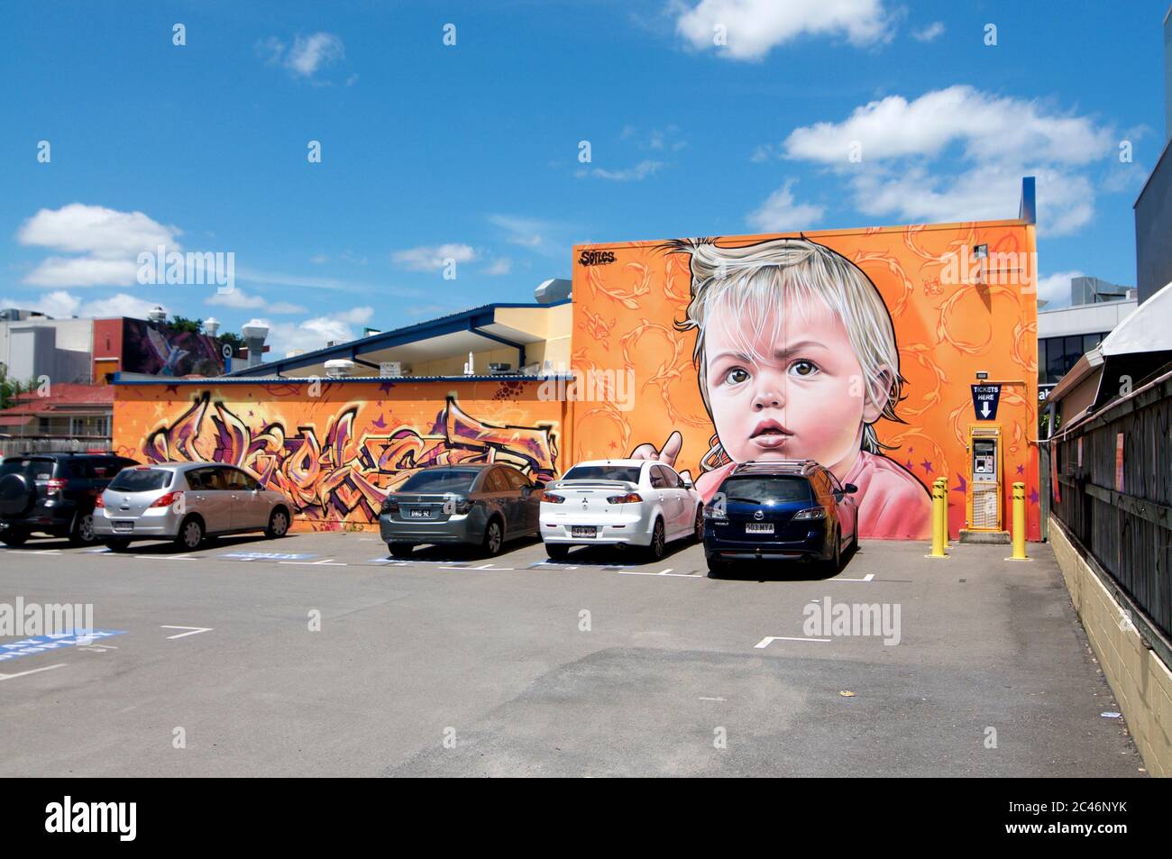 Brisbane, Queensland, Australia - 29 Gennaio 2020 : una bella pittura murale d'arte sulla parete che illustra un bambino su un parcheggio in West E. Foto Stock