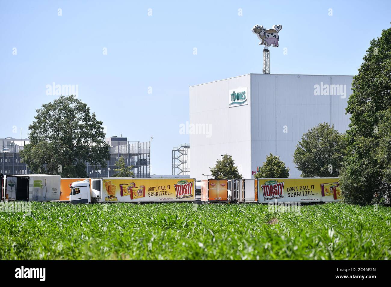 (200624) -- GUETERSLOH, 24 giugno 2020 (Xinhua) -- Foto scattata il 24 giugno 2020 mostra la ditta di lavorazione della carne Toennies a Guetersloh, Germania. A seguito di un focolaio della COVID-19 nella più grande azienda tedesca di lavorazione della carne Toennies, la vita pubblica nel distretto di Guetersloh e nel suo vicino distretto di Warendorf sarebbe stata nuovamente severamente limitata, ha annunciato il ministro della sanità della Renania Settentrionale-Vestfalia (NRW) martedì. Più di 1,550 dipendenti di Toennies sono stati infettati con COVID-19, secondo i funzionari della città. Circa 7,000 dipendenti dell'azienda dovevano essere sottoposti a quarantena Foto Stock