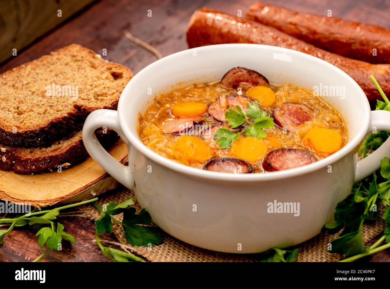 Zuppa di crauti fatta in casa con carote e salsiccia, piatto tradizionale di pasta lucidante Foto Stock