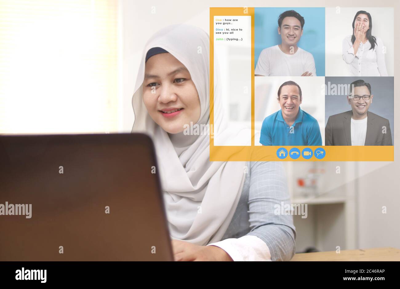 Donna musulmana asiatica che fa teleconferenza a causa della pandemia di covidio del coronavirus. Le visualizzazioni dello schermo del pc della webcam durante la videochiamata di gruppo mostrano le persone a cui hanno partecipato Foto Stock