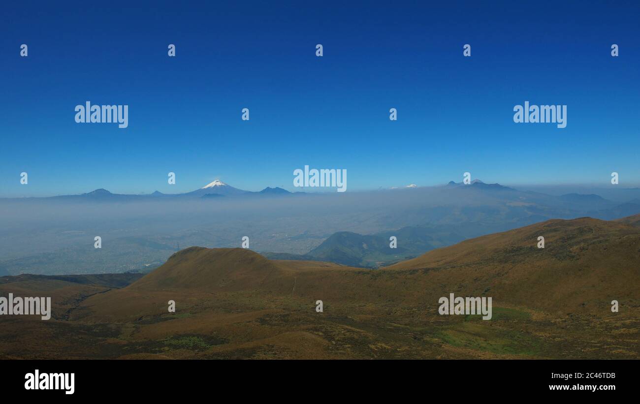 Vista della città di Quito con il vulcano Cotopaxi sullo sfondo visto dal Rucu Pichincha - Ecuador Foto Stock