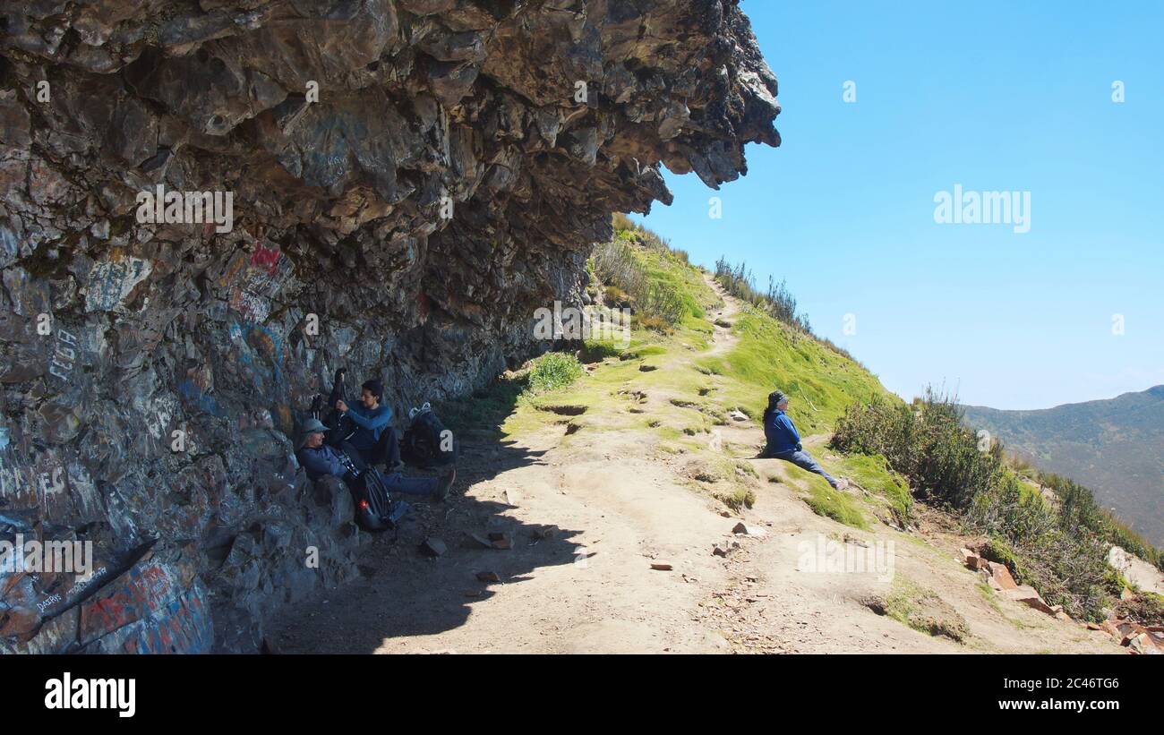 Quito, Pichincha / Ecuador - Luglio 16 2017: I turisti riposano nella Grotta dell'Orso nella Rucu Pichincha vicino alla città di Quito Foto Stock