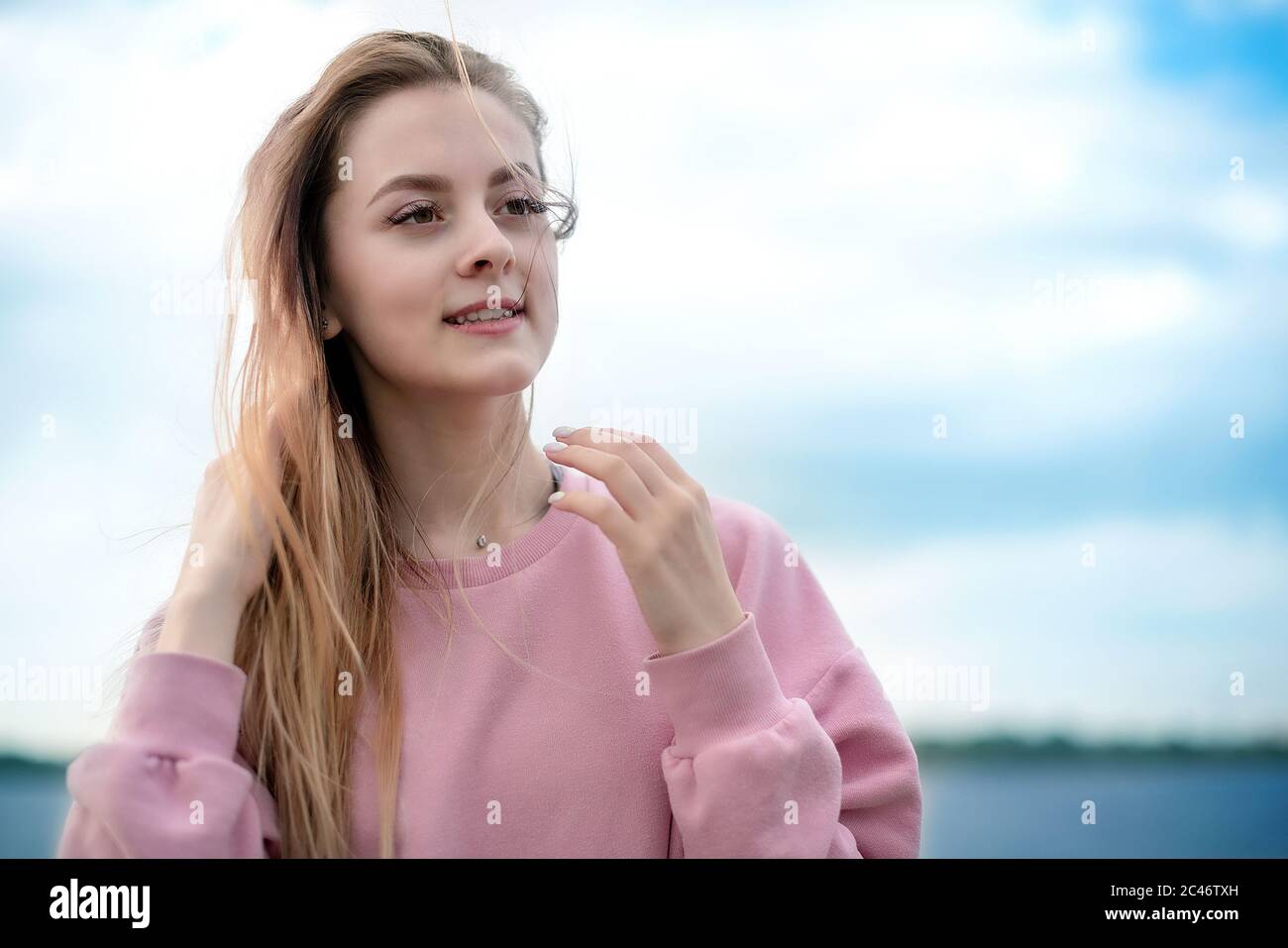 Una giovane bella ragazza con un'emozione positiva sul viso. Una ragazza felice gode della natura e della libertà in estate. Foto Stock