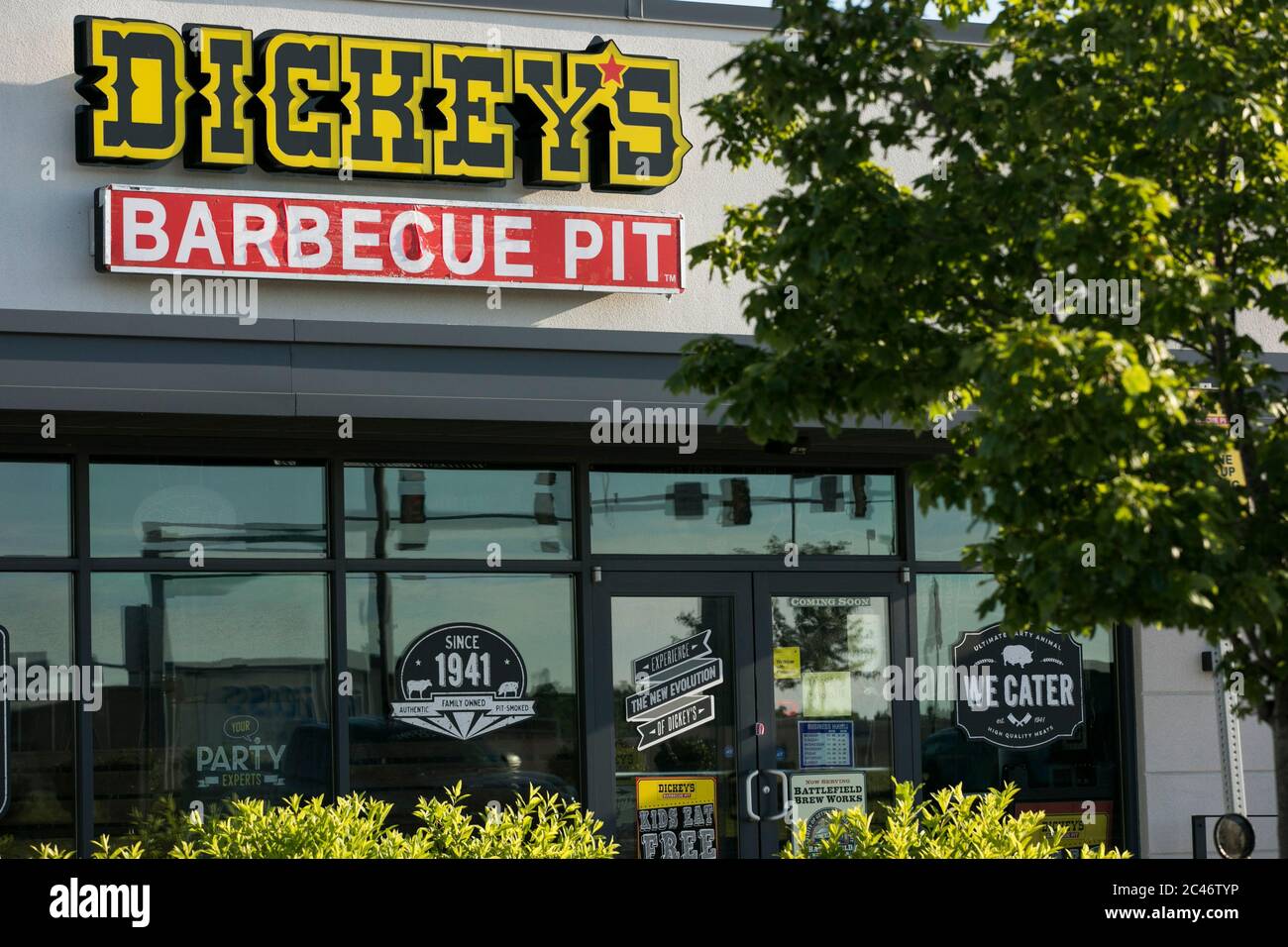 Un cartello con il logo all'esterno di un ristorante Dickey's barbecue Pit ad Hannover, Pennsylvania, il 12 giugno 2020. Foto Stock