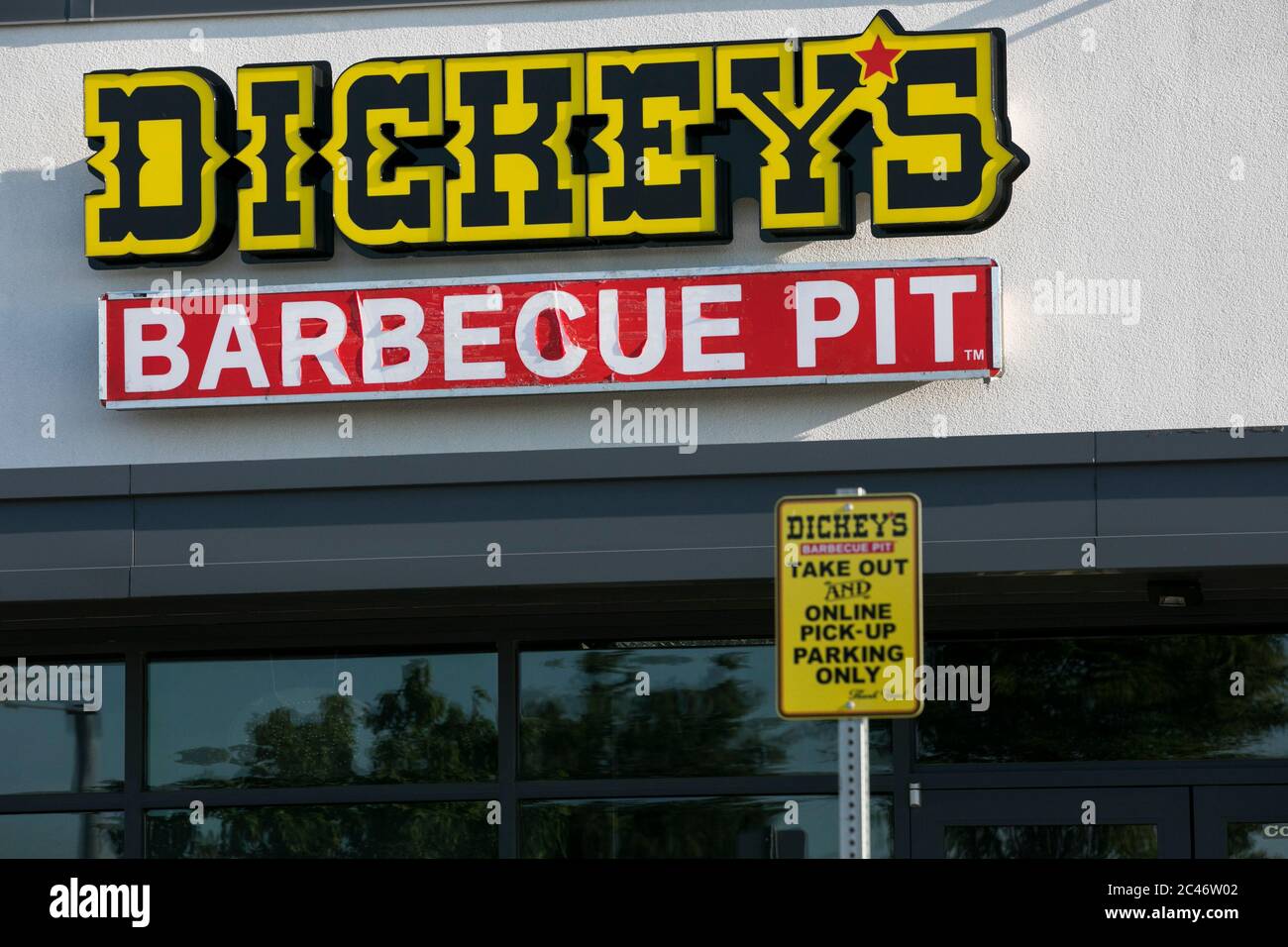Un cartello con il logo all'esterno di un ristorante Dickey's barbecue Pit ad Hannover, Pennsylvania, il 12 giugno 2020. Foto Stock
