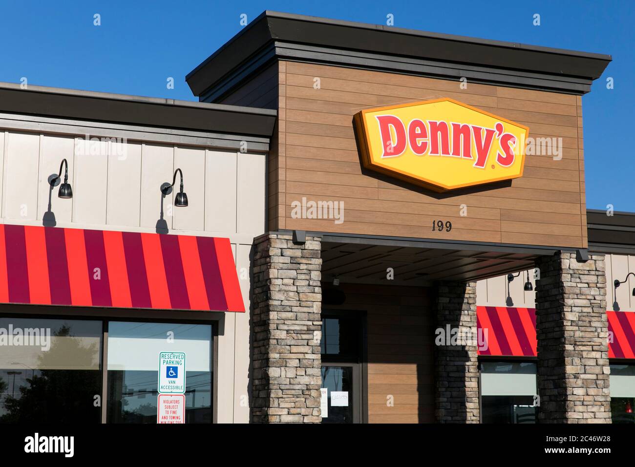 Un cartello con il logo all'esterno di un ristorante Denny's ad Hannover, Pennsylvania, il 12 giugno 2020. Foto Stock