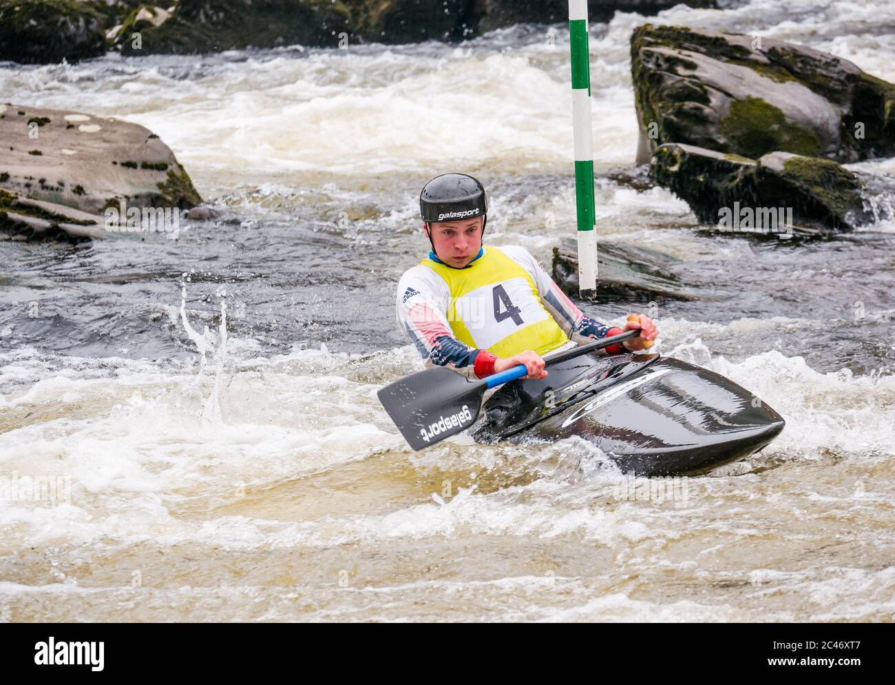 Premier Canoe Slalom: Patrick Marriott of Break out Canoe Club compete nella C1 sul fiume Tay, Grandtully, Perthshire, Scozia, Regno Unito Foto Stock